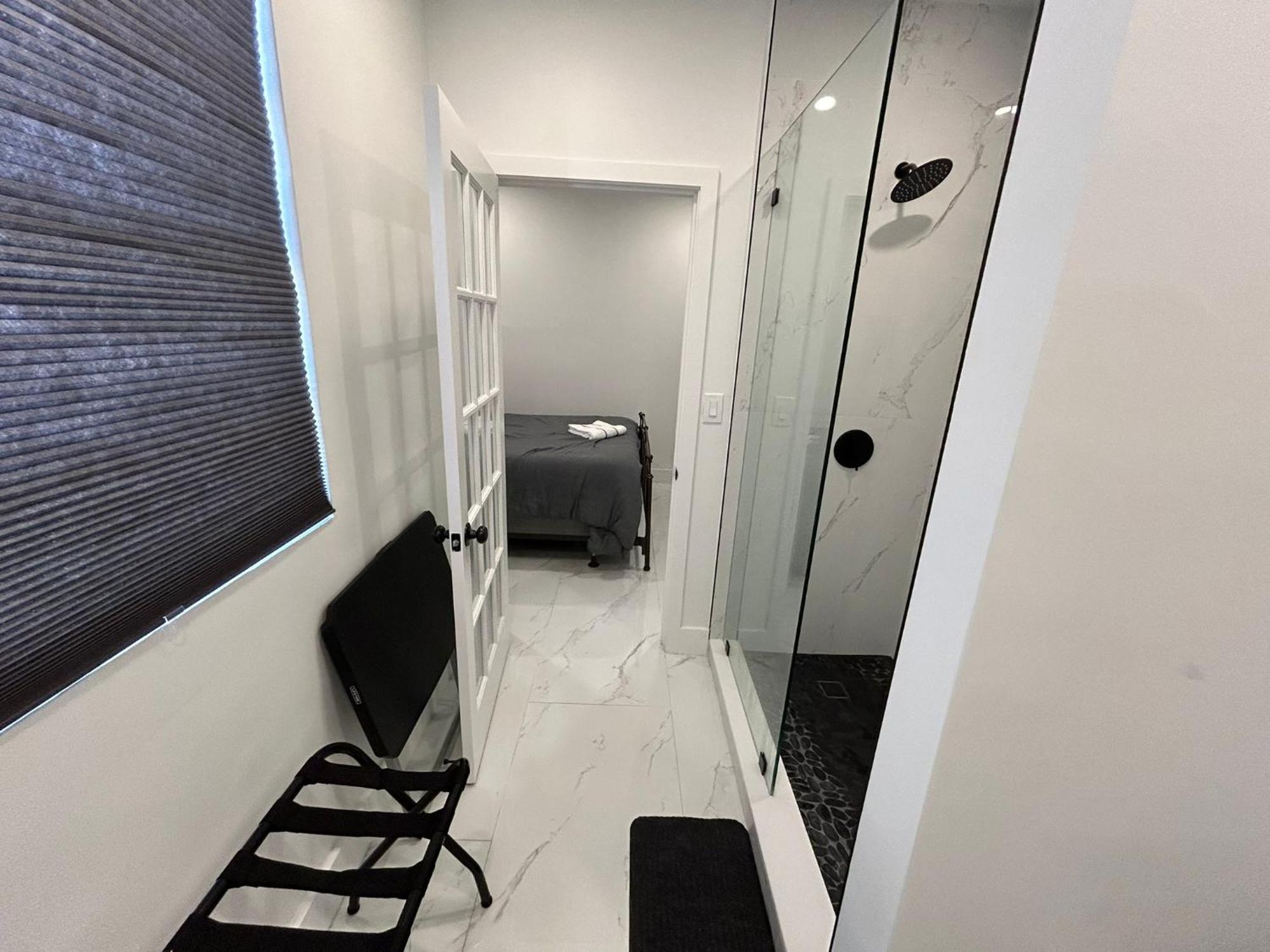 Gorgeous Private Room, Near The Airport - Free Parking - 01 Privatunterkunft