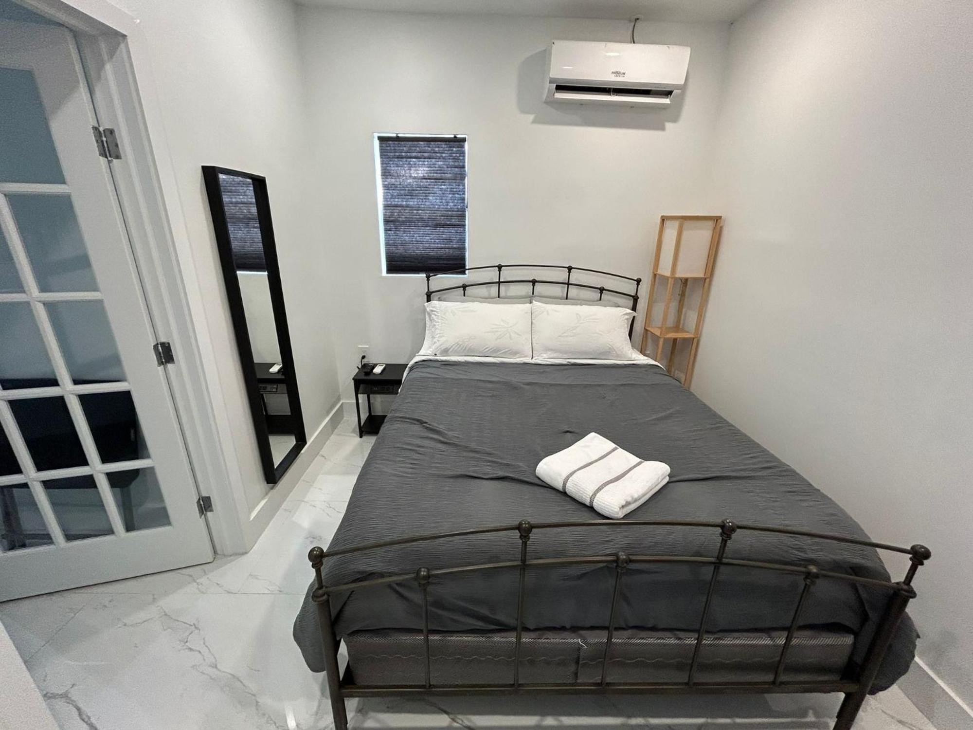 Gorgeous Private Room, Near The Airport - Free Parking - 01 Privatunterkunft *
